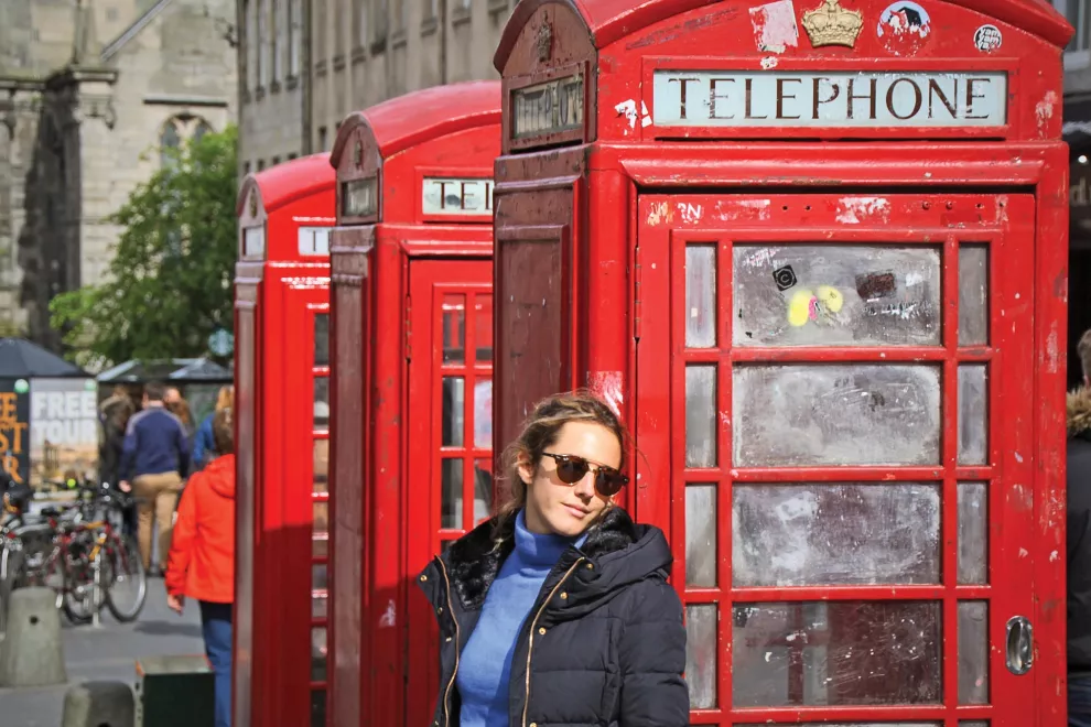 Típicas cabinas telefónicas del Reino Unido en la Royal Mile de Edimburgo.