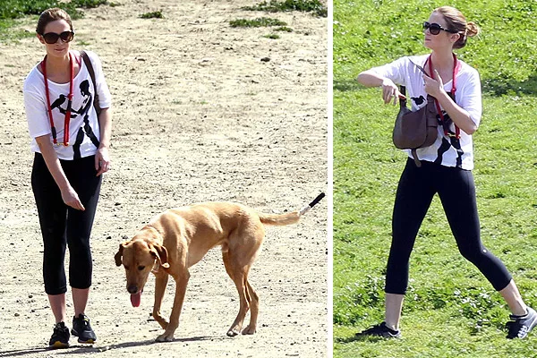 Emily Blunt, con calzas y remera para jugar al aire libre con su perro