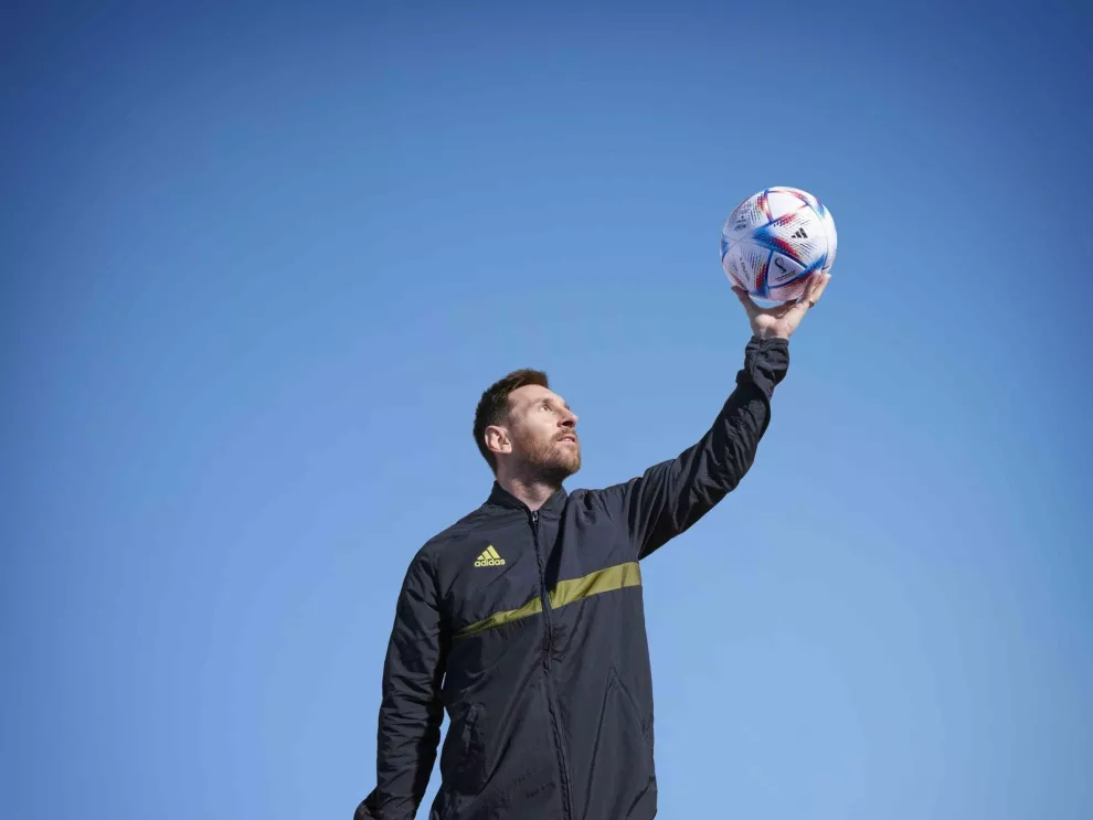 Leo Messi sostiene el esférico de adidas 'Al Rihla', el balón oficial del Mundial de Qatar 2022