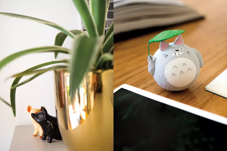 El escritorio es su rincón preferido: “Es simple, útil y ordenado”. Sobre la tabla, Totoro (de la peli animada japonesa Mi vecino Totoro) y algunas postales orientales.