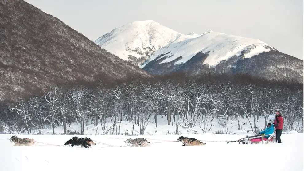 La nieve llegó para quedarse hasta bien entrado octubre, mes en el que aún se disfrutan los  paseos en trineos tirados por perros