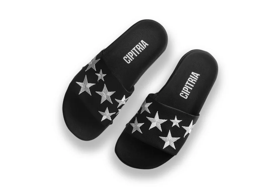 Sandalias negras con estrellas, Cipitria, $1800
