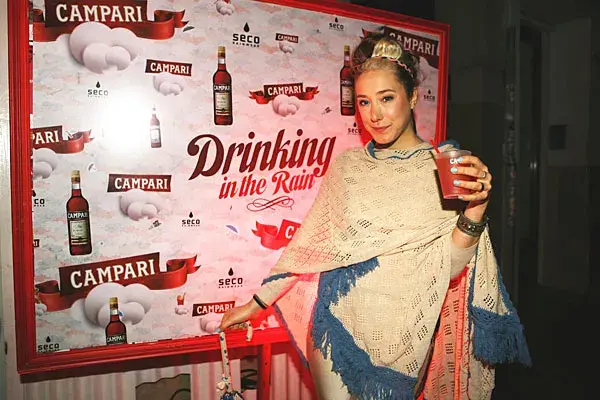 Anita Pauls eligió ponerse un enorme echarpe para la fiesta Drinking in the Rain, organizada por Campari y Seco