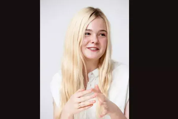 La actriz Elle Fanning también se siente cómoda con el estilo hippie, pero lleva su rubio al natural