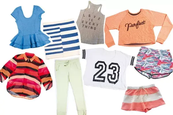 Remera azul con péplum (47 street), mini a rayas (AYNotDead), musculosa gris (Akiabara), buzo salmón (AYNotDead), short estampado (Ayres), camisa rayada (Ayres), remera con número (47 street), pantalón tipo jogging (Ayres), short rayado (Akiabara)