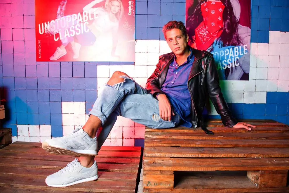 Ludovico Di Santo, sexy y atrevido en el evento de Reebok, al que fue con ripped jean, camisa y campera motoquera