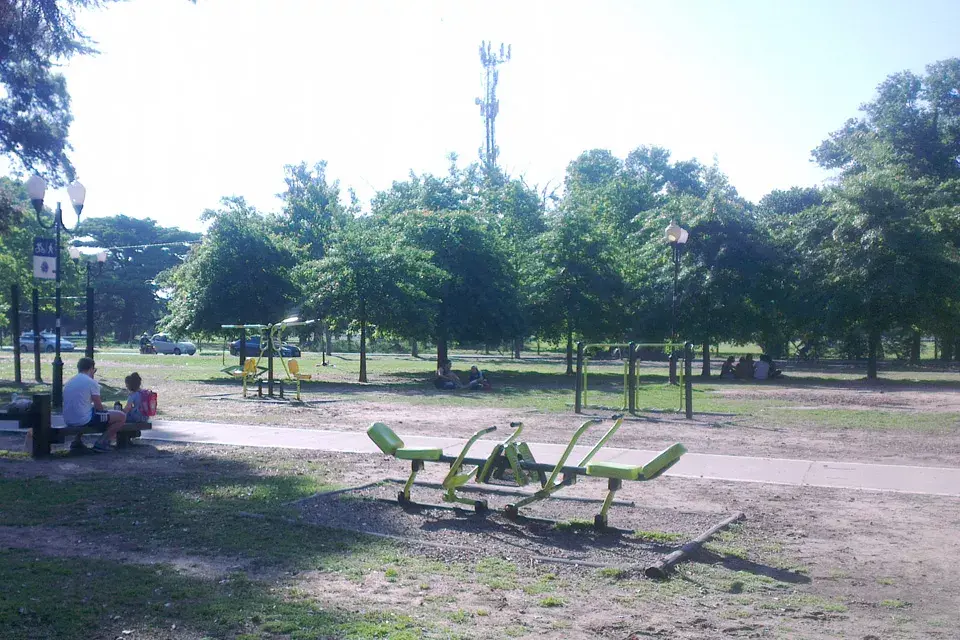 Los gimnasios al aire libre se encuentran en espacios verdes, no tienen límite de horario y, además, son gratis