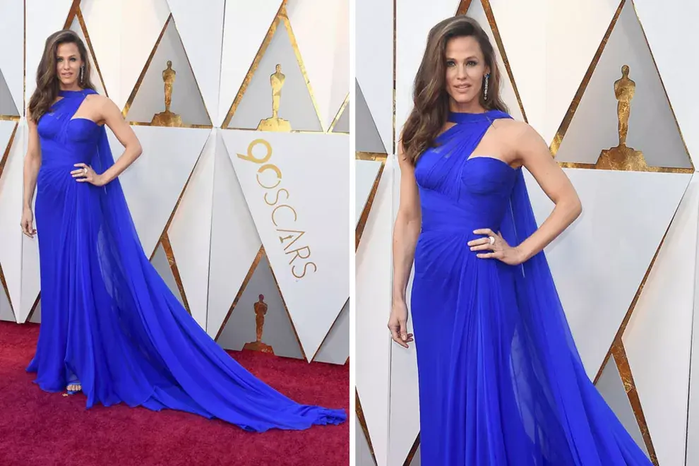 Jennifer Garner posó con un vestido vaporoso en color azul eléctrico con escote cruzado y gran cola