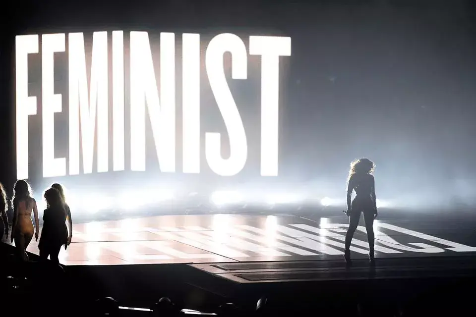 Durante su gira Mrs. Carter Show World Tour y en los premios MTV, Beyoncé cantó delante de una pantalla que decía “feminista”