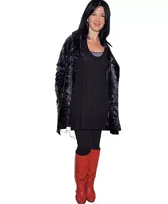 ANDREA BONELLI eligió un estilo negro &amp; rojo, una combinación que nunca falla. 