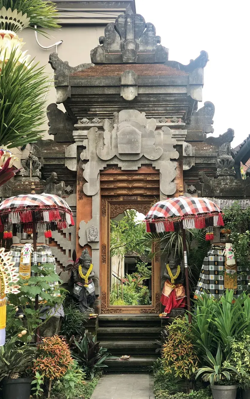 Durante los días festivos hay decorados con guirnaldas de flores y muchísimas ofrendas, y visten a las figuras. 