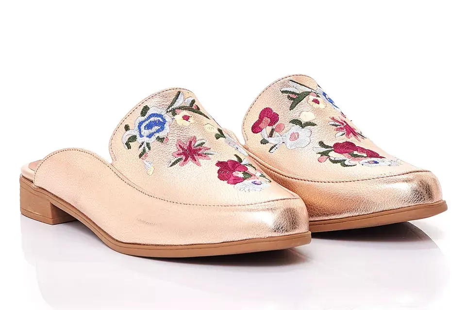 Slippers metalizadas y bordadas (Via Uno, $1299)