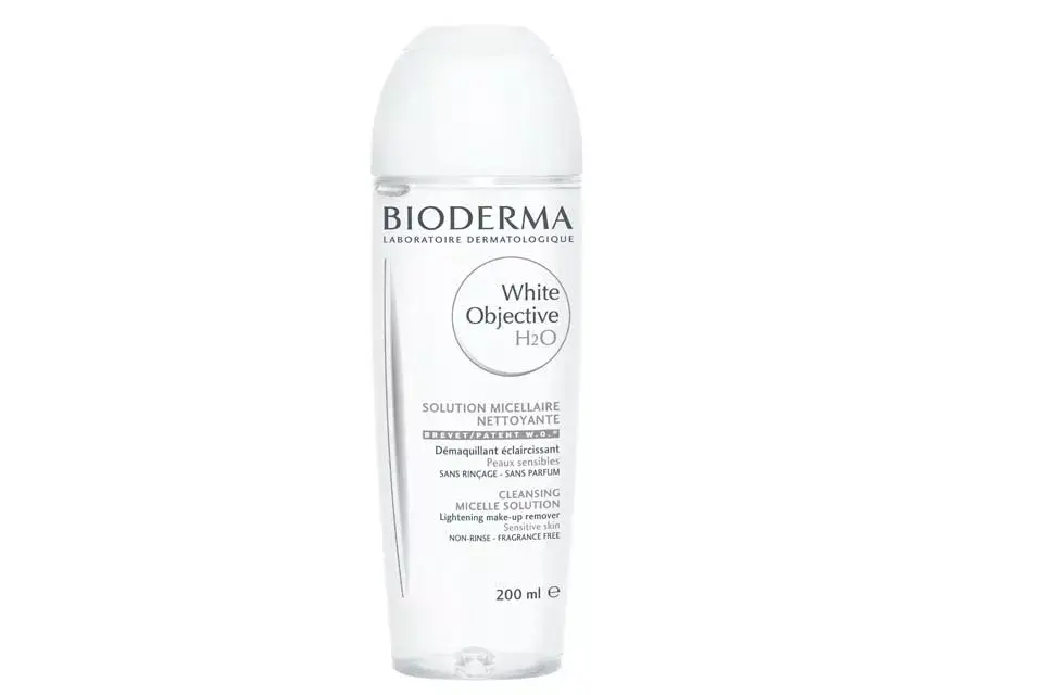 White Objective H2O. Limpiador despigmentante sin aclarado. Limpia y elimina el maquillaje de rostro y ojos. De textura refrescante, su fórmula no tiene perfume. ($298,65, Bioderma).