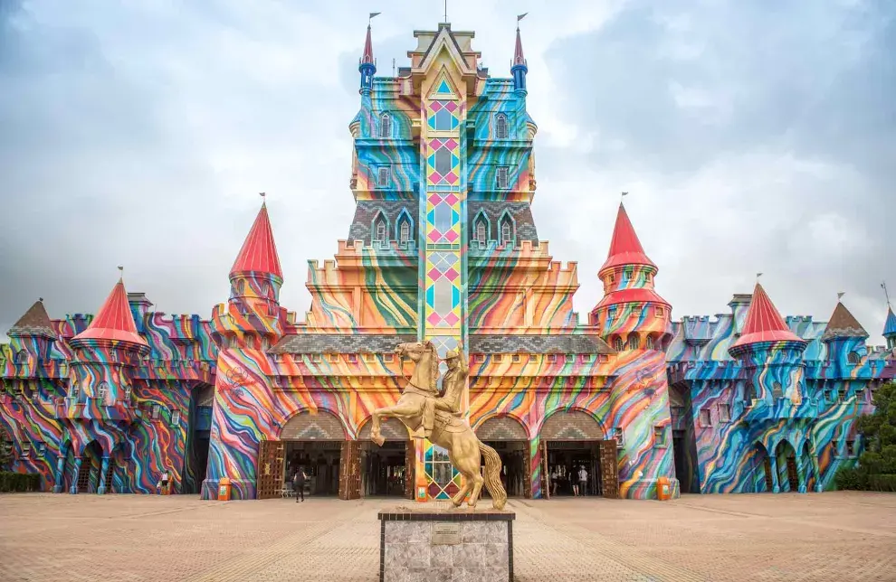 Entrada principal de Beto Carrero World, con el propio beto dando la bienvenida, personaje que impone su impronta en muchos juegos y atracciones que comienzan ni bien se atraviesa el portal.