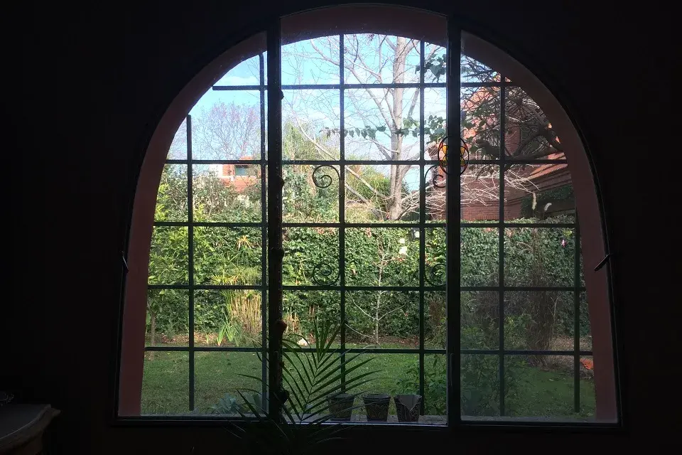 Miren qué linda la ventana y la vista que tiene Luis en su estudio