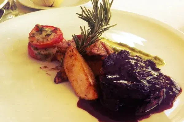 El ojo de bife como venía, con papas, pero para la fiesta cambiamos la guarnición