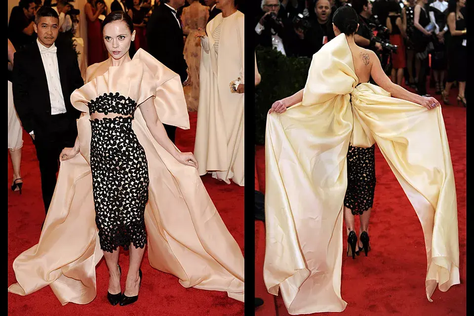 Christina Ricci quedó envuelta -casi literalmente- por el enorme moño de su vestido de Thakoon