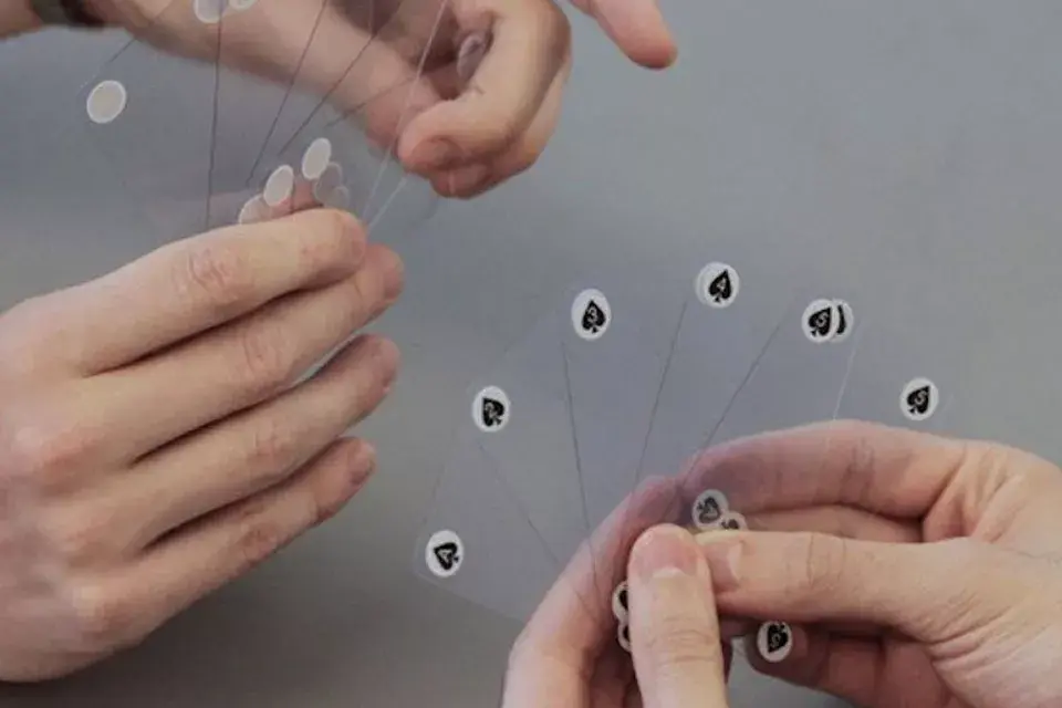 Un juego de cartas súper original... difícil hacer trampa, no?