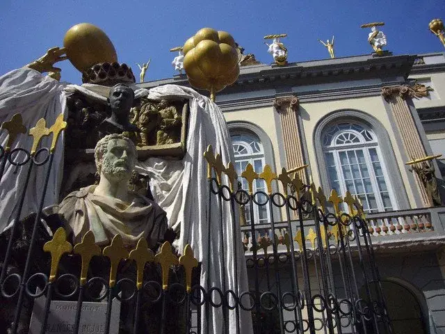 La estatua del artista en Cadaqués