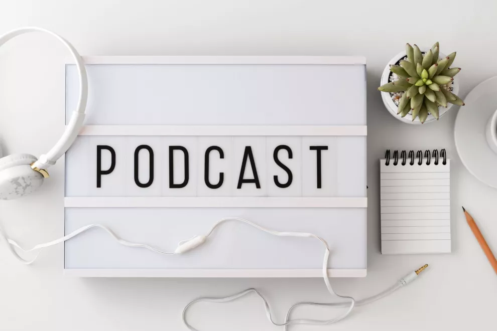 6 podcast en español que vas a querer escuchar. Foto: Canva