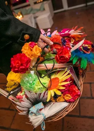 No tengo ni idea de quién repartió el cotillón. Me olvidé de avisarle a las chicas, y veo una mano de hombre, posiblemente de mi amigo Álvaro por su saco canchero. Sea como fuere, el cotillón fue repartido