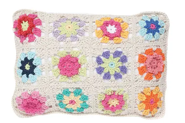 Bien artesanal y colorido, realizado en crochet con flores (Mamaíña, $260)