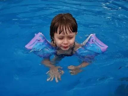 Nadando sola, con bracitos, desde el primer día hasta el último.