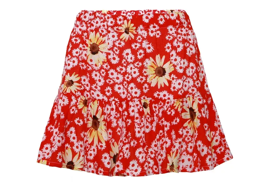 Falda con volado y flores (Peuque, $319)