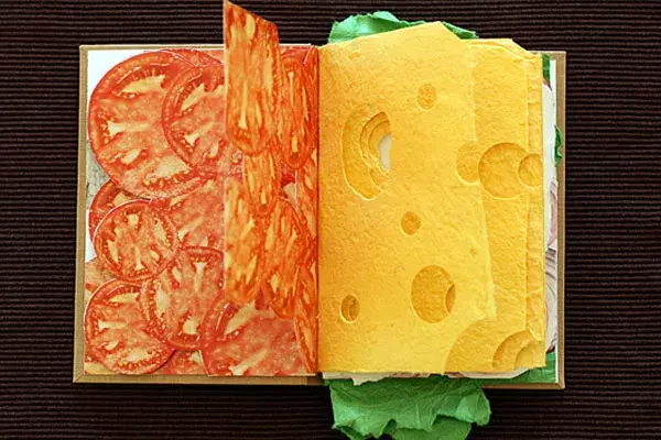 Un cuaderno que tiene las hojas con forma de sandwich. Podés escribir sobre tomate, queso, lechuga o jamón crudo. ¿Lo usarías?