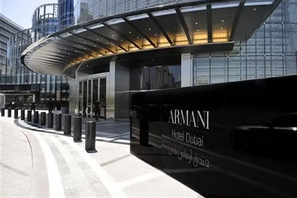 El Armani Hotel Dubai tiene un estilo art déco y tiene servicio de spa, una discoteca, gimnasio y mucho más