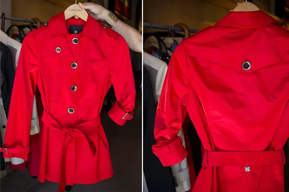 Los trench entallados son muy versátiles y femeninos