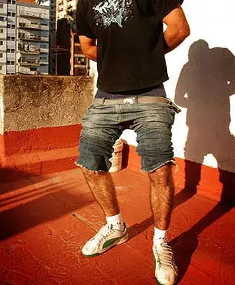 Pantalón bajo: no sube ni se estira. 