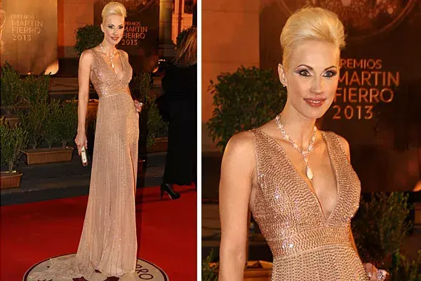 Ingrid Grudke, con un vestido al cuerpo, con escote profundo, de Jorge Ibáñez