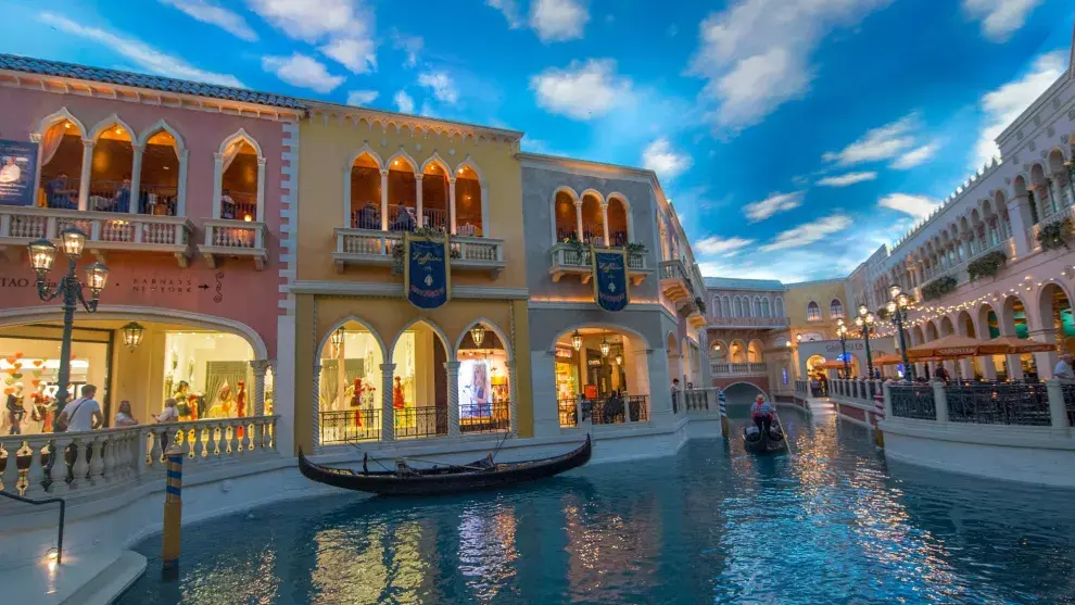 Hasta el cielo es artificial en la réplica de los canales de Venecia