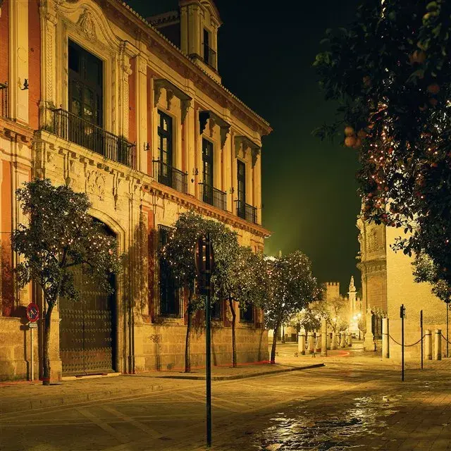 Detrás del río Guadalquivir, la Torre del Oro