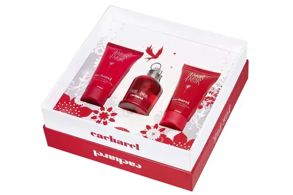 Cofre Amor Amor de Cacharel; trae una fragancia de 50 ml, body lotion de 50 ml y shower gel 50ml ($285)