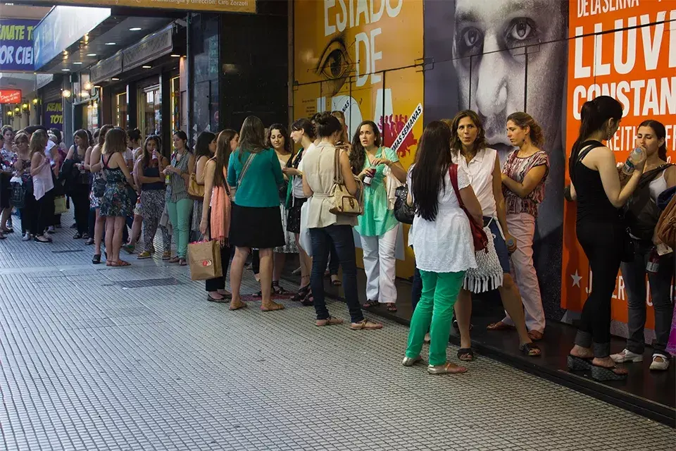 Esperando para entrar al Metropolitan 2