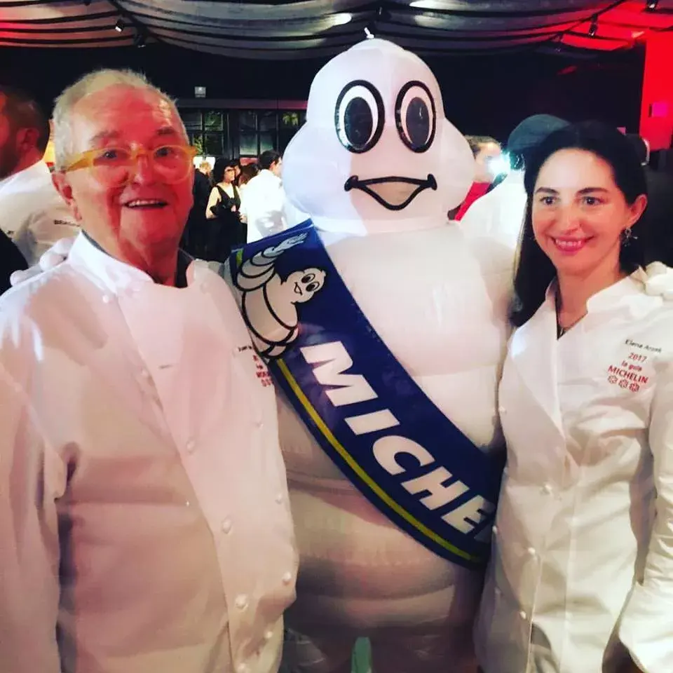 Juan Mari y Elena Arzak en la gala de Michelin 2017, confirmando sus estrellas a lo largo de los años.