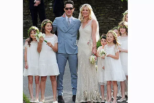 Divinos, los novios junto a las nenas del cortejo