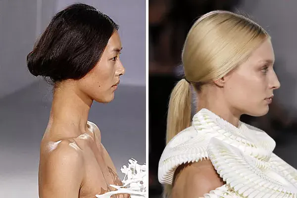 Peinados con el pelo lacio y raya al medio, por Iris Van Herpen