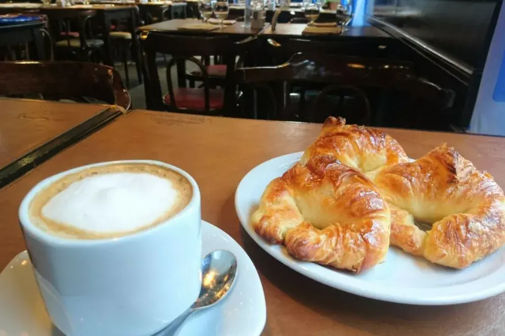 Un clásico porteño, medialunas con café con leche en Lucio