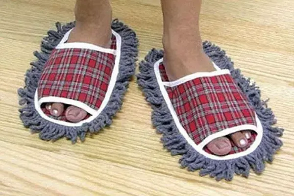 Para los que arrastran los pies de cansancio, ¡que de paso limpien el piso!