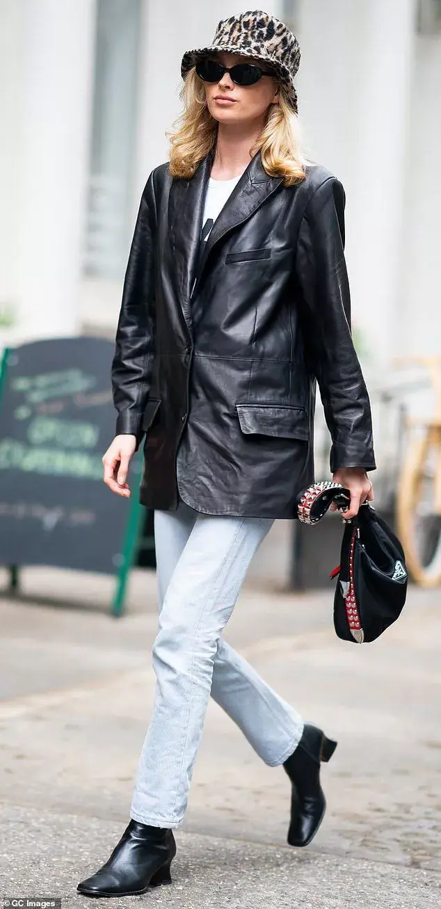 Usalo con jean y chaqueta de cuero o con un look de jogging más sporty.