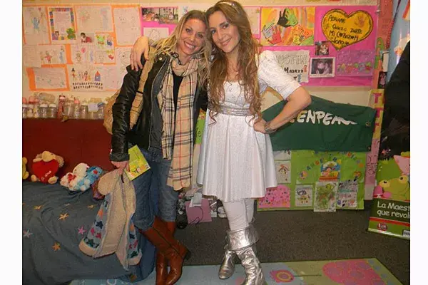 Jimena Cyrulnik estuvo en el show de Adriana; destacó su equipo casual con una bufanda de estampa Burberry