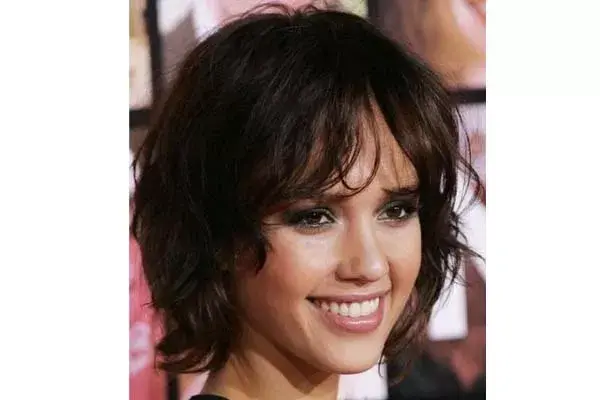 ¡Un corte muy jugado! Cuando Jessica Alba actuaba en Dark Angel, tenía el pelo casi negro y pasó por todo tipo de largos