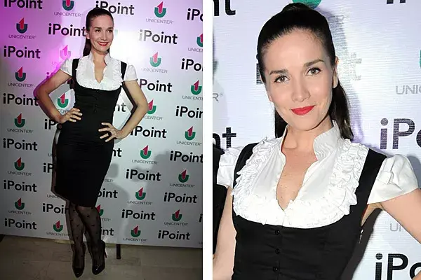 Nati Oreiro, súper diosa, con un jumper súperajustado, camisa con voladitos y medias con corazones