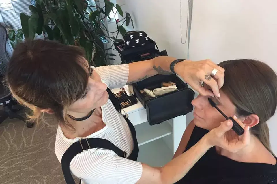 Vero Mendoza aplicando la máscara de pestañas para un maquillaje nocturno