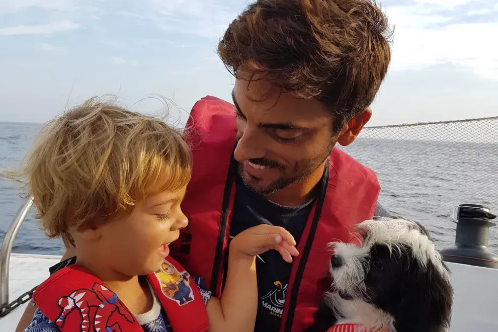 Coni, Juan y su hijo Ulises, de tres años, viven y viajan en velero por la costa de Brasi hace 9 meses. Desde Búzios, cuentan por qué les fascina vivir en el mar.