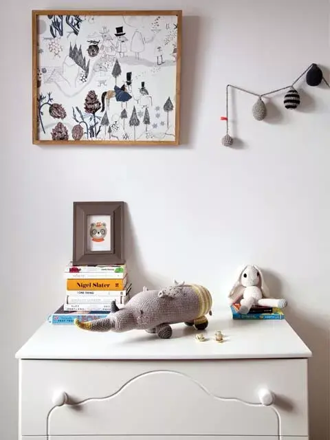 Al rino lo escudan un cuadro que hizo Nani con un papel de regalo y una guirnalda que compró en Stu. El banderín de la cuna (Coucou, $ 250) suma alegría.