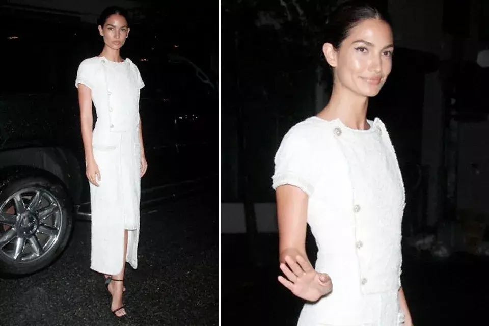 Lily Aldridge es otra de las modelos más adeptas a Chanel. Le queda espectacular este modelo blanco de largo midi con esas sandalias altas